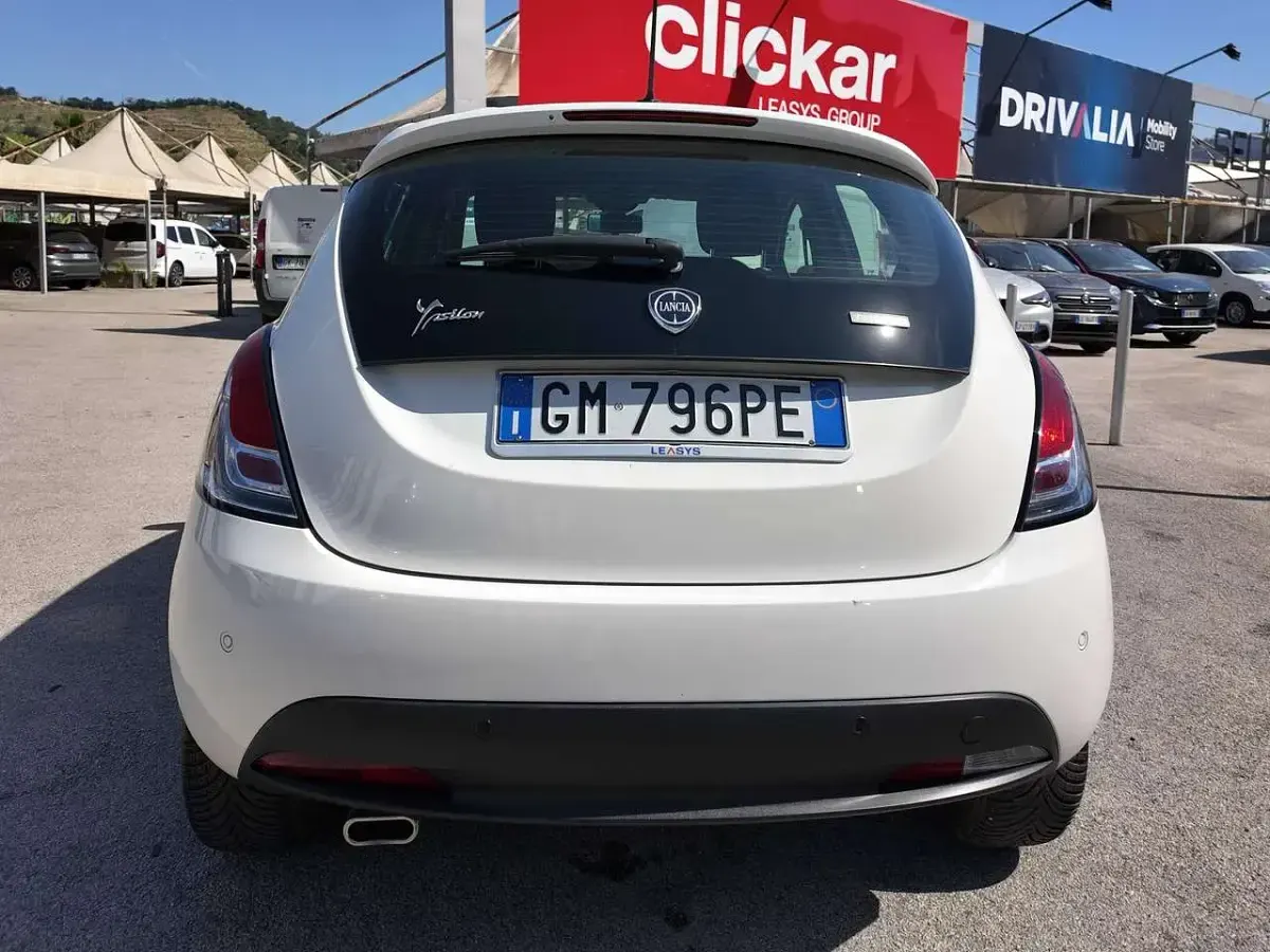 Usata Lancia Ypsilon Gold 69 CV (50 kW) 2023 Bianco Utilitaria