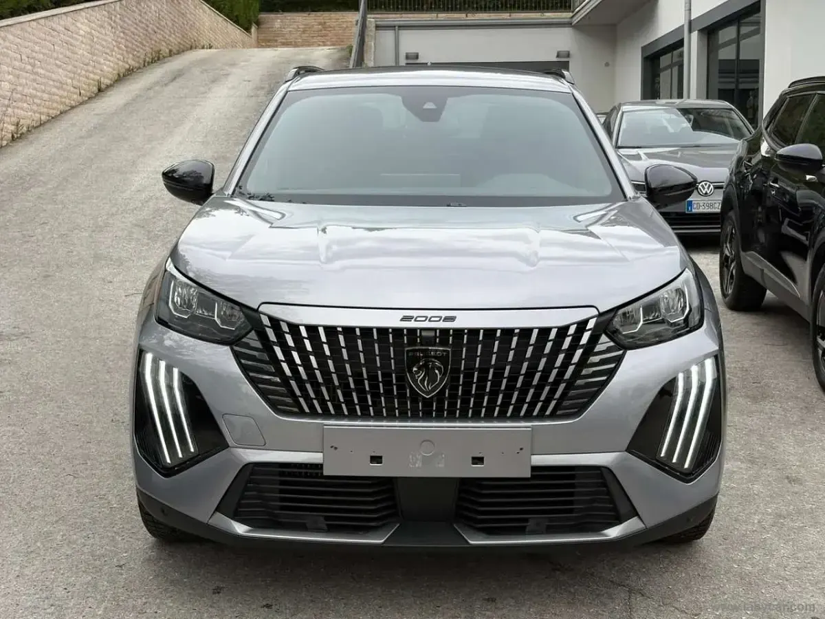 Usata Peugeot 2008 Allure 102 CV (75 kW) 2025 Grigio SUV