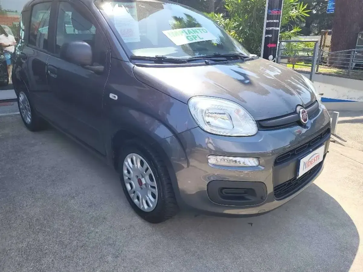 Usata Fiat Panda Easy 69 CV (50 kW) 2018 Grigio scuro metallizzato Utilitaria