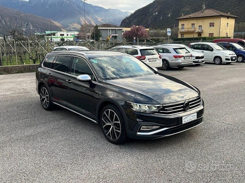 Usata VW Passat Alltrack 200 CV (147 kW) 2022 Grigio Station wagon