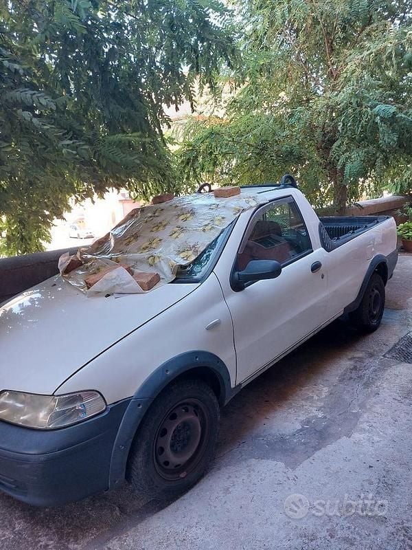 Usata Fiat Strada 80 CV (58 kW) 2005 Bianco Pick-up