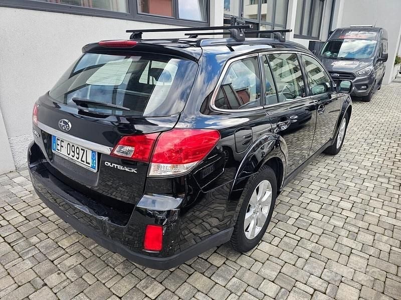Usado Subaru Outback 150 CV (110 kW) 2011 Negro Familiar