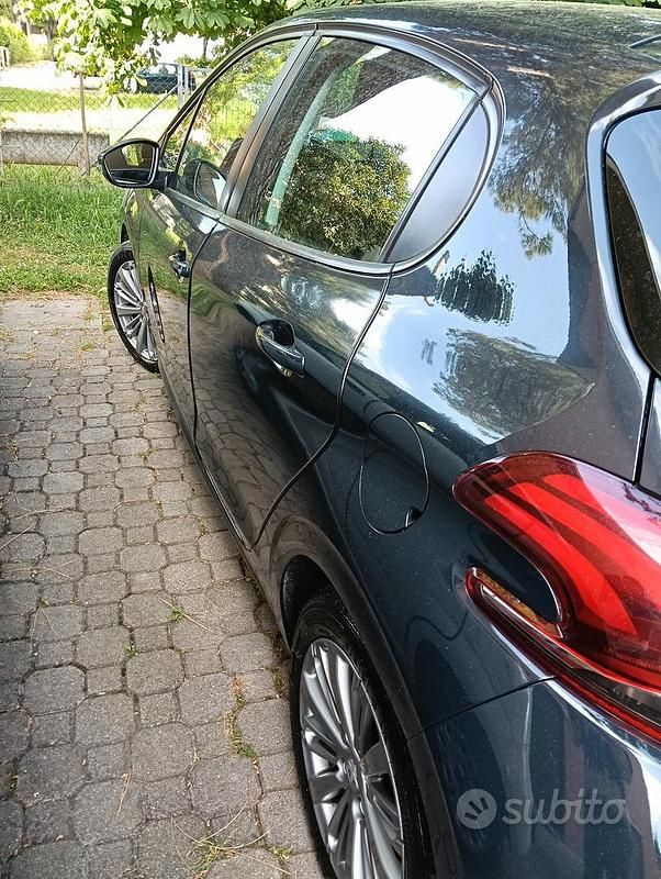 Usata Peugeot 208 2015 Utilitaria