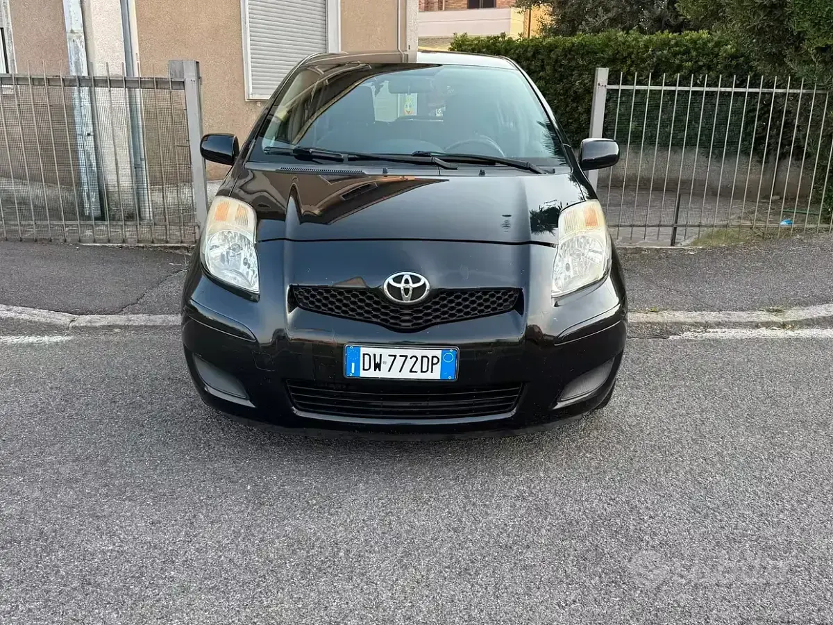 Usata Toyota Yaris Sol 101 CV (74 kW) 2009 Nero Utilitaria