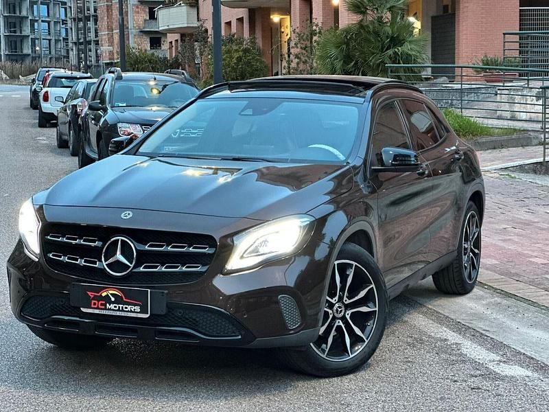 Usata Mercedes GLA200 Premium 135 CV (99 kW) 2018 Marrone SUV