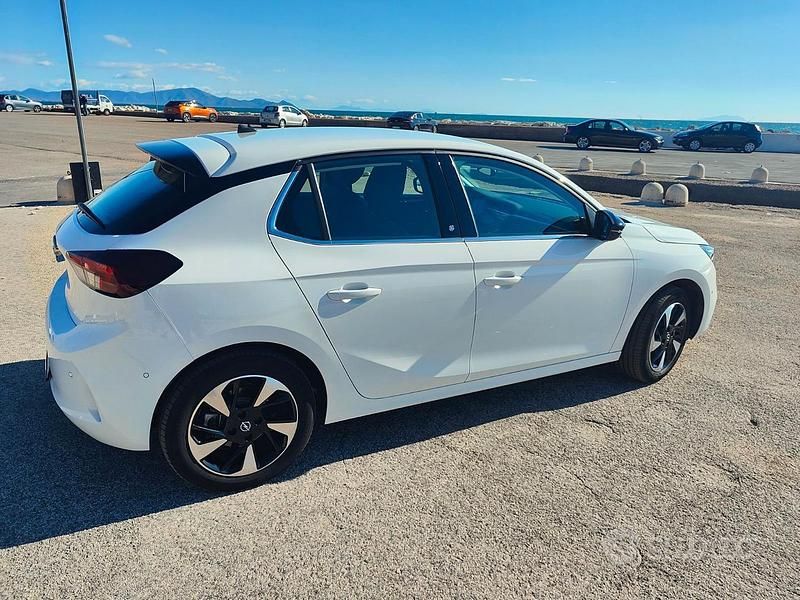Usata Opel Corsa-e Elegance 100 kW (136 CV) 2021 Bianco Utilitaria