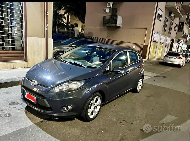 Usata Ford Fiesta 95 CV (69 kW) 2011 Grigio Utilitaria