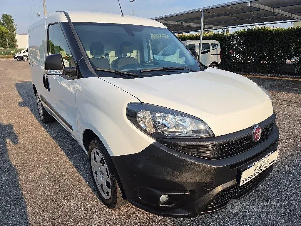 Usata Fiat Doblò Lounge 120 CV (88 kW) 2021 Bianco Monovolume