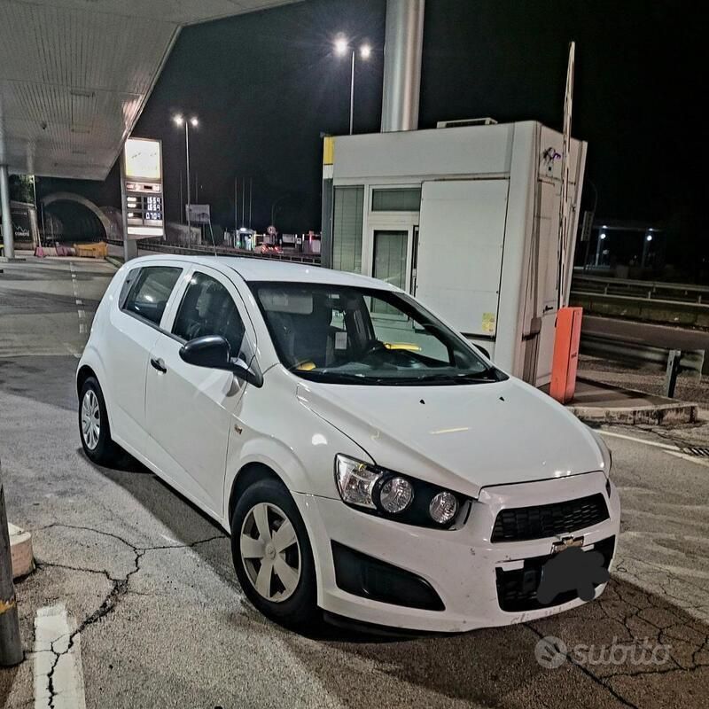 Bianco Usata 2013 Chevrolet Aveo LS Tre volumi | 2000 € (Super prezzo) - Immagine 1/4