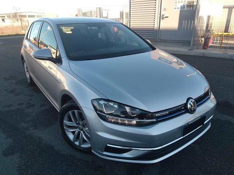 Argento Usata 2020 VW Golf VIII Executive Tre volumi | 13.800 € (Ottimo prezzo) - Immagine 1/4