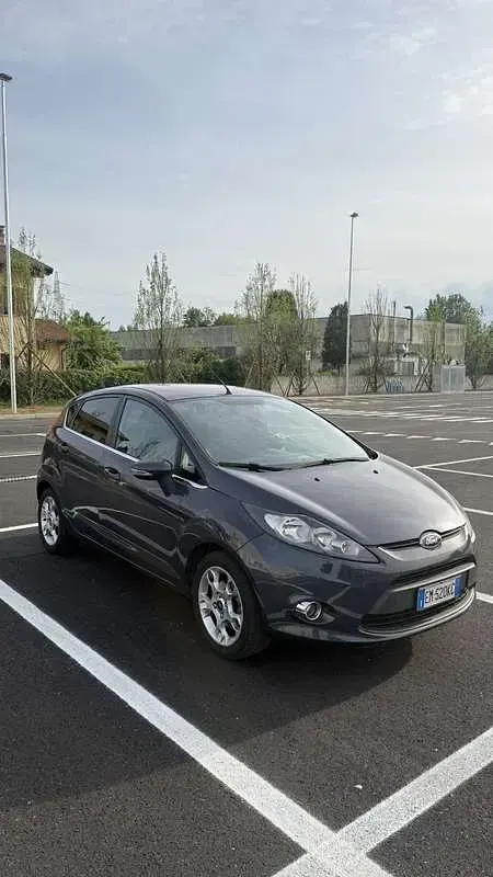 Usata Ford Fiesta Titanium 97 CV (71 kW) 2012 Blu/azzurro Berlina