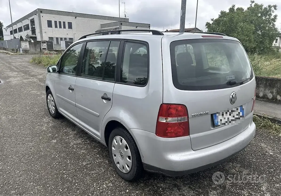 Begagnad VW Touran 101 HK (74 kW) 2006 Minibuss