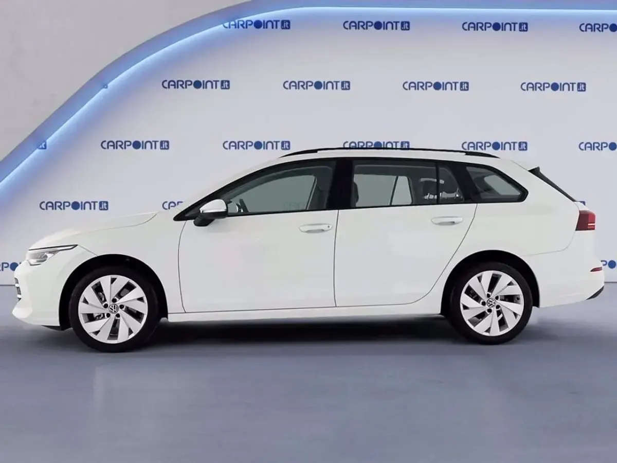 Usata VW Golf VIII Life 116 CV (85 kW) 2024 Pure white Station wagon
