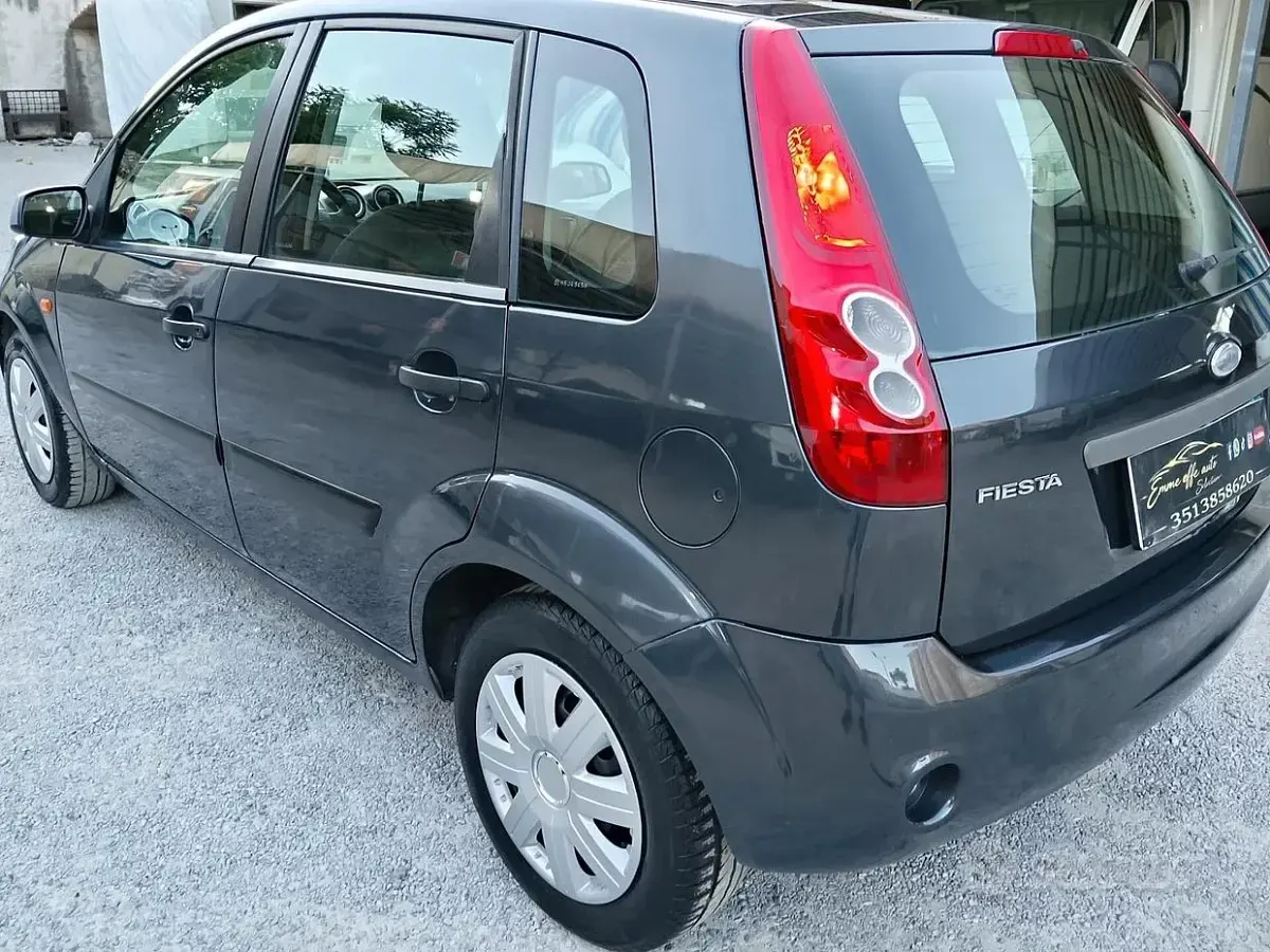 Usata Ford Fiesta Ghia 75 CV (55 kW) 2007 Grigio Utilitaria
