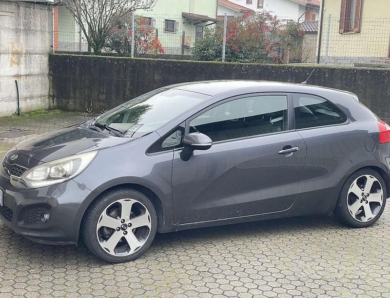 Usata Kia Rio 90 CV (66 kW) 2012 Grigio Utilitaria
