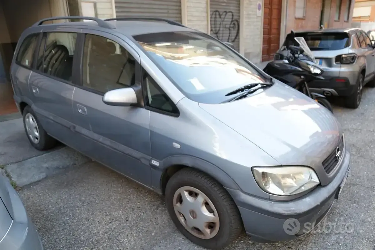 Usata Opel Zafira Club 101 CV (74 kW) 2004 Grigio metallizzato Monovolume