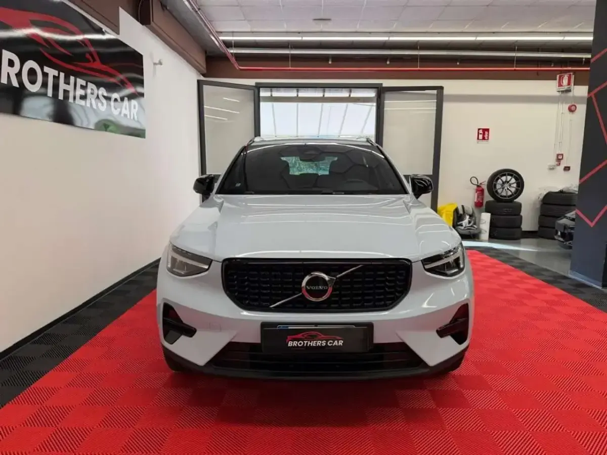 Nouvelle Volvo XC40 Plus 163 ch (119 kW) 2026 Gris SUV