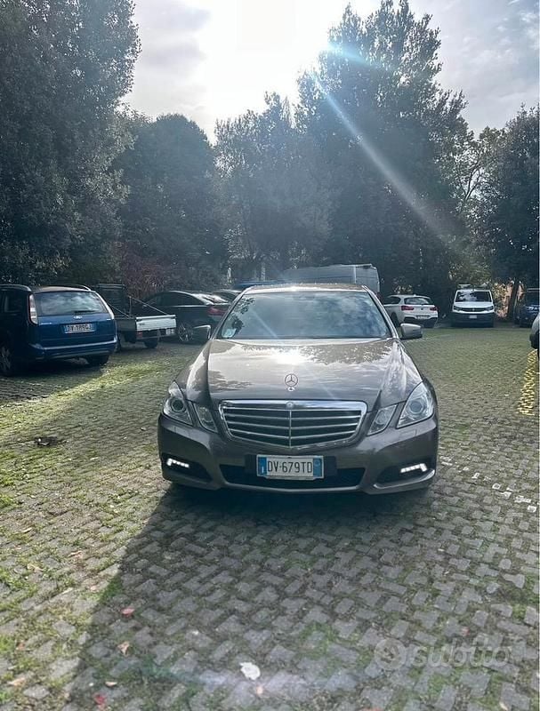 Usata Mercedes E220 170 CV (125 kW) 2009 Marrone Berlina