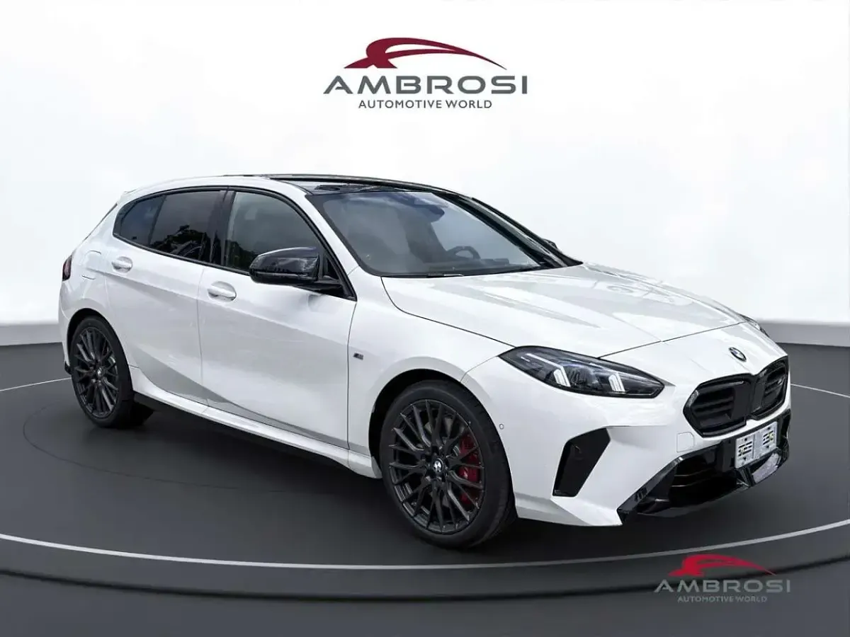 Nuova BMW M135 M Sport 300 CV (220 kW) 2026 Alpin white pastello Utilitaria