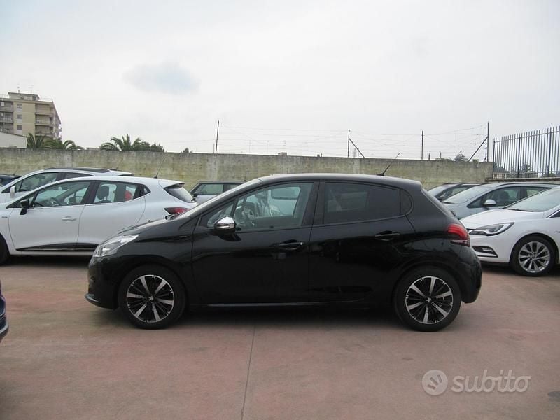 Usata Peugeot 208 Allure 101 CV (74 kW) 2020 Nero Utilitaria