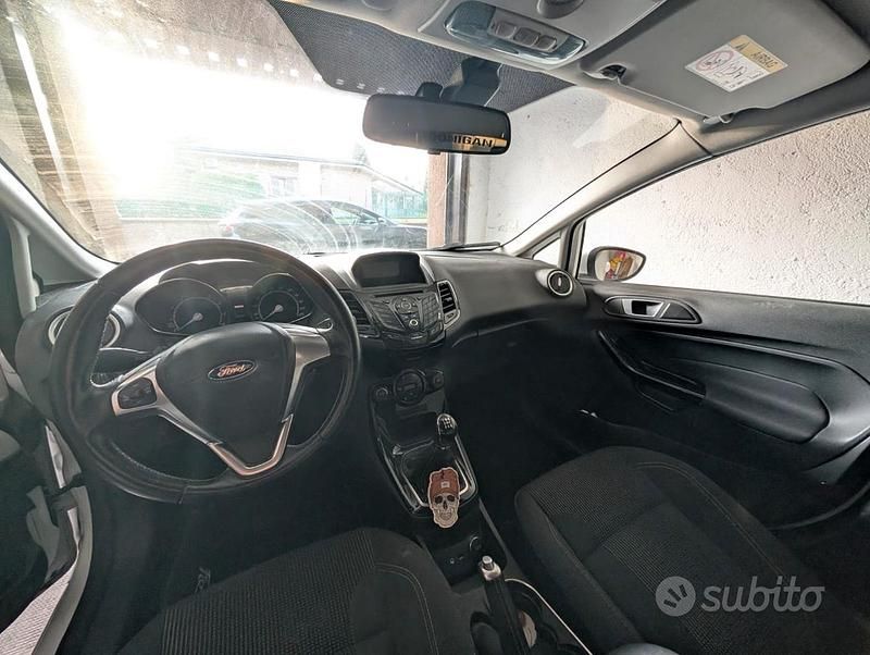 Usata Ford Fiesta 80 CV (58 kW) 2015 Bianco Berlina