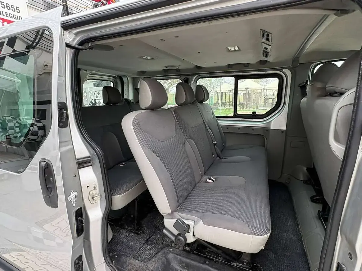 Usata Opel Vivaro 116 CV (85 kW) 2011 Argento Monovolume