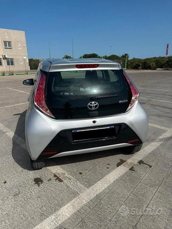 Usata Toyota Aygo 69 CV (50 kW) 2017 Grigio Utilitaria