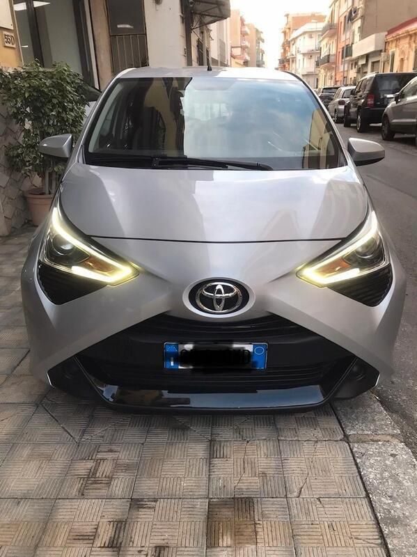 Grigio Usata 2021 Toyota Aygo Connect Style Due volumi | 14.000 € (Molto cara) - Immagine 1/4