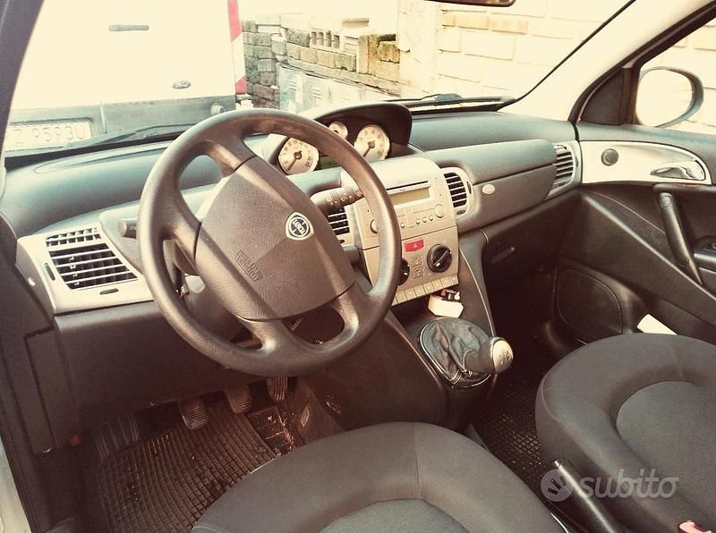 Usata Lancia Ypsilon 75 CV (55 kW) 2011 Bianco Utilitaria