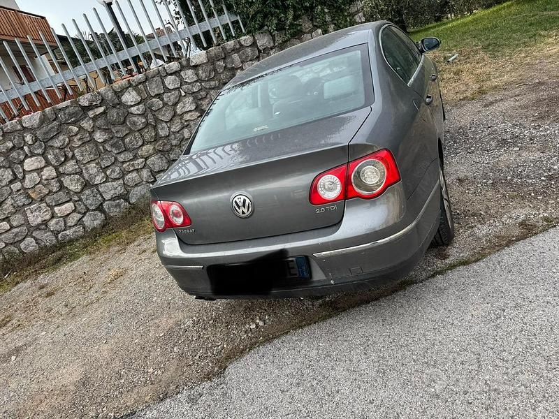 Usata VW Passat 116 CV (85 kW) 2005 Grigio Berlina