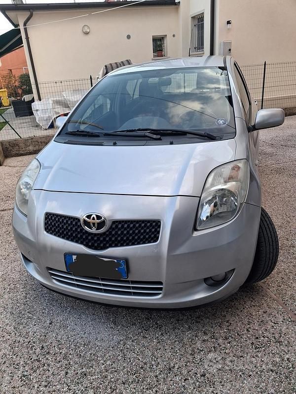 Usata Toyota Yaris Sol 87 CV (63 kW) 2008 Grigio Berlina