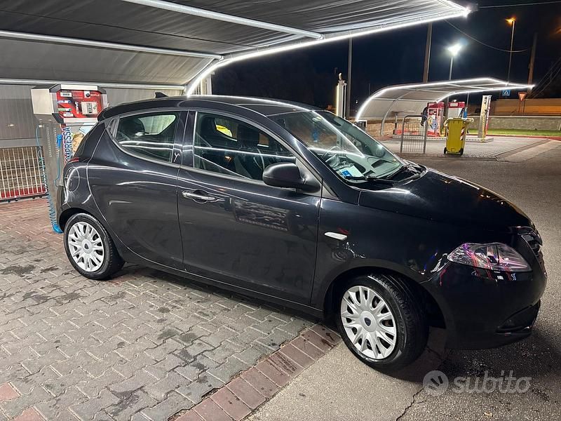 Usata Lancia Ypsilon 95 CV (69 kW) 2015 Nero Utilitaria