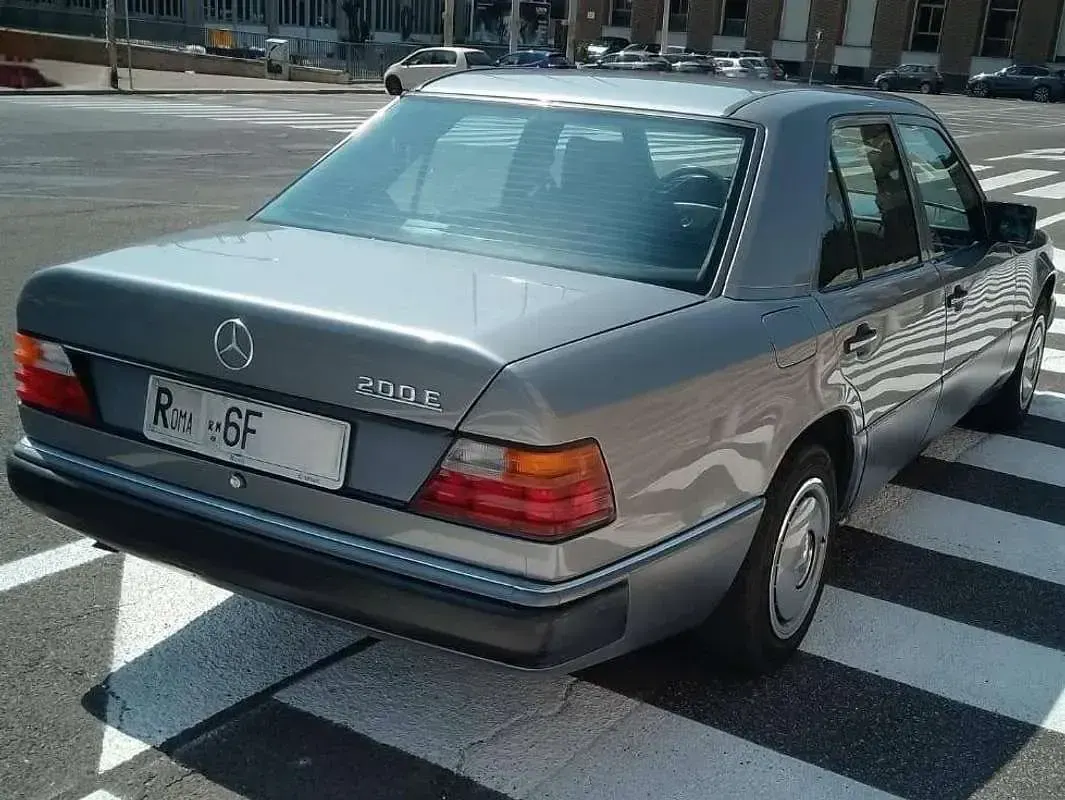 Usata Mercedes E200 122 CV (89 kW) 1992 Blu/azzurro Berlina