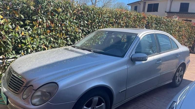 Usata Mercedes E270 Avantgarde 177 CV (130 kW) 2004 Argento Berlina
