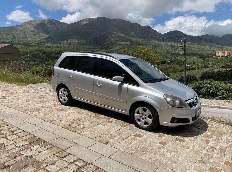 Argento Usata 2006 Opel Zafira Enjoy Monovolume | 1200 € (Buon prezzo) - Immagine 1/3