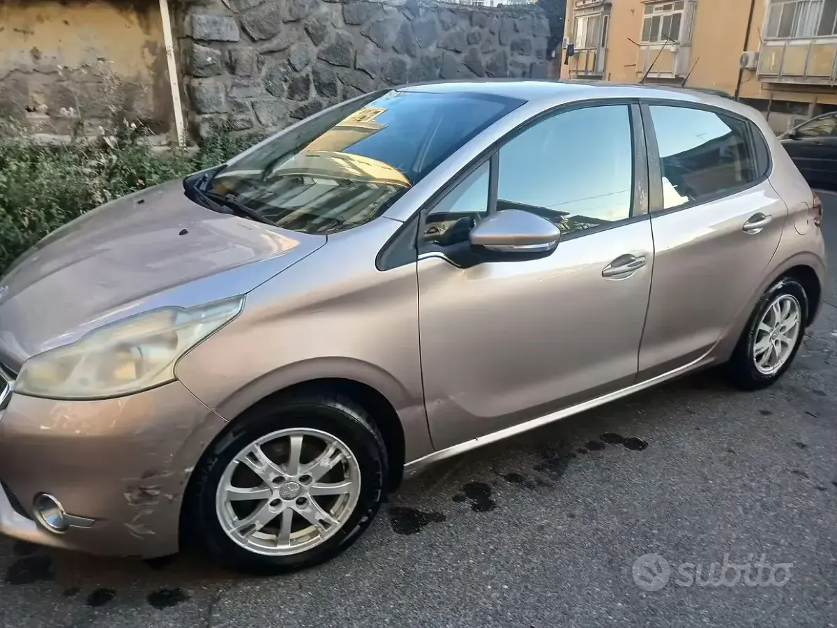 Usata Peugeot 208 68 CV (50 kW) 2013 Marrone Utilitaria