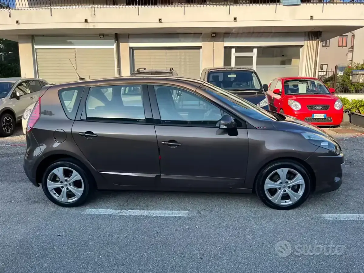 Usata Renault Scénic III XMOD 110 CV (80 kW) 2010 Marrone Monovolume