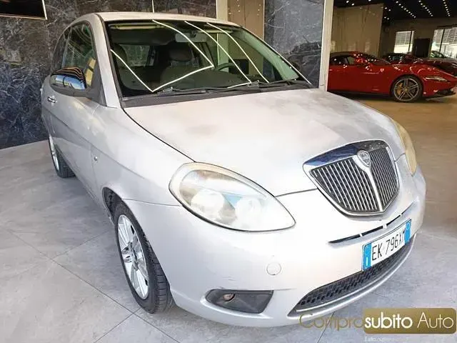 Usata Lancia Ypsilon 69 CV (50 kW) 2012 Grigio scuro Utilitaria