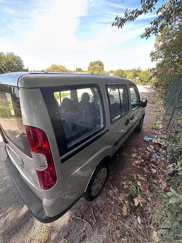 Usata Fiat Doblò 120 CV (88 kW) 2009 Grigio Monovolume