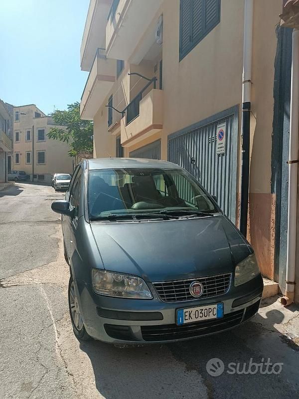 Grigio Usata 2011 Fiat Idea Monovolume | 3000 € (Buon prezzo) - Immagine 1/3