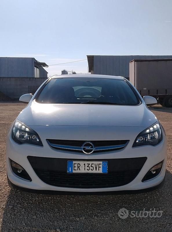 Bianco Usata 2013 Opel Astra Tre volumi | 4500 € (Buon prezzo) - Immagine 1/4