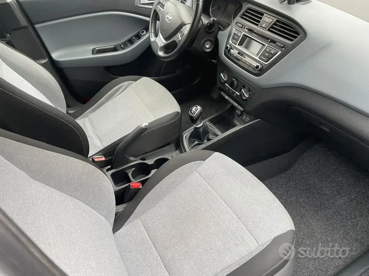 Gebraucht Hyundai i20 Comfort 75 PS (55 kW) 2016 Grau Limousine