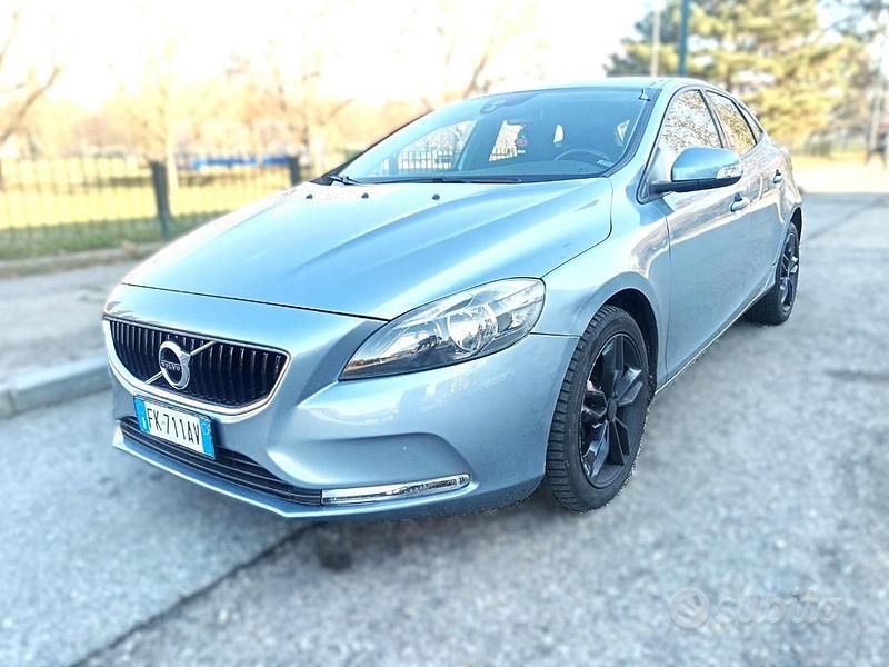 Grigio scuro Usata 2017 Volvo V40 Business Edition Tre volumi | 9999 € (Ottimo prezzo) - Immagine 1/4