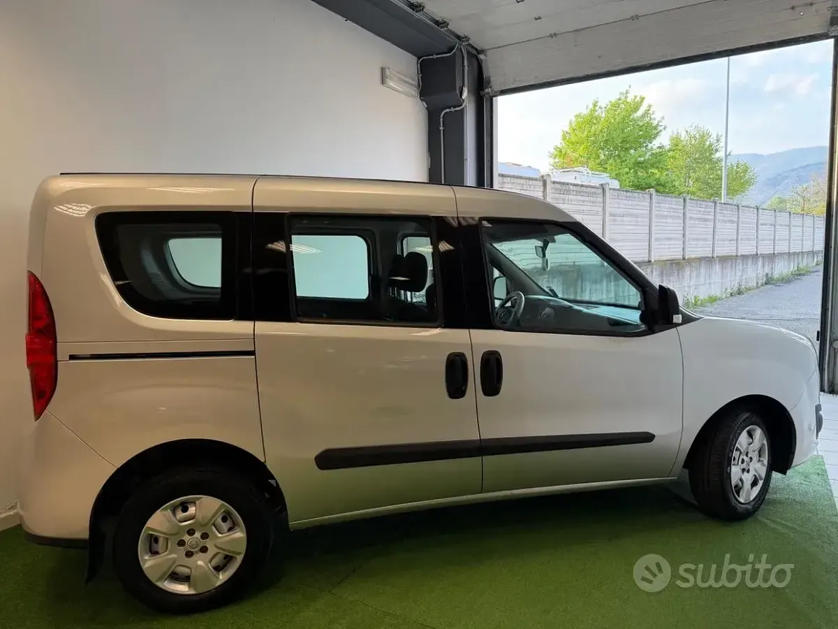 Usata Opel Combo 90 CV (66 kW) 2013 Grigio Monovolume