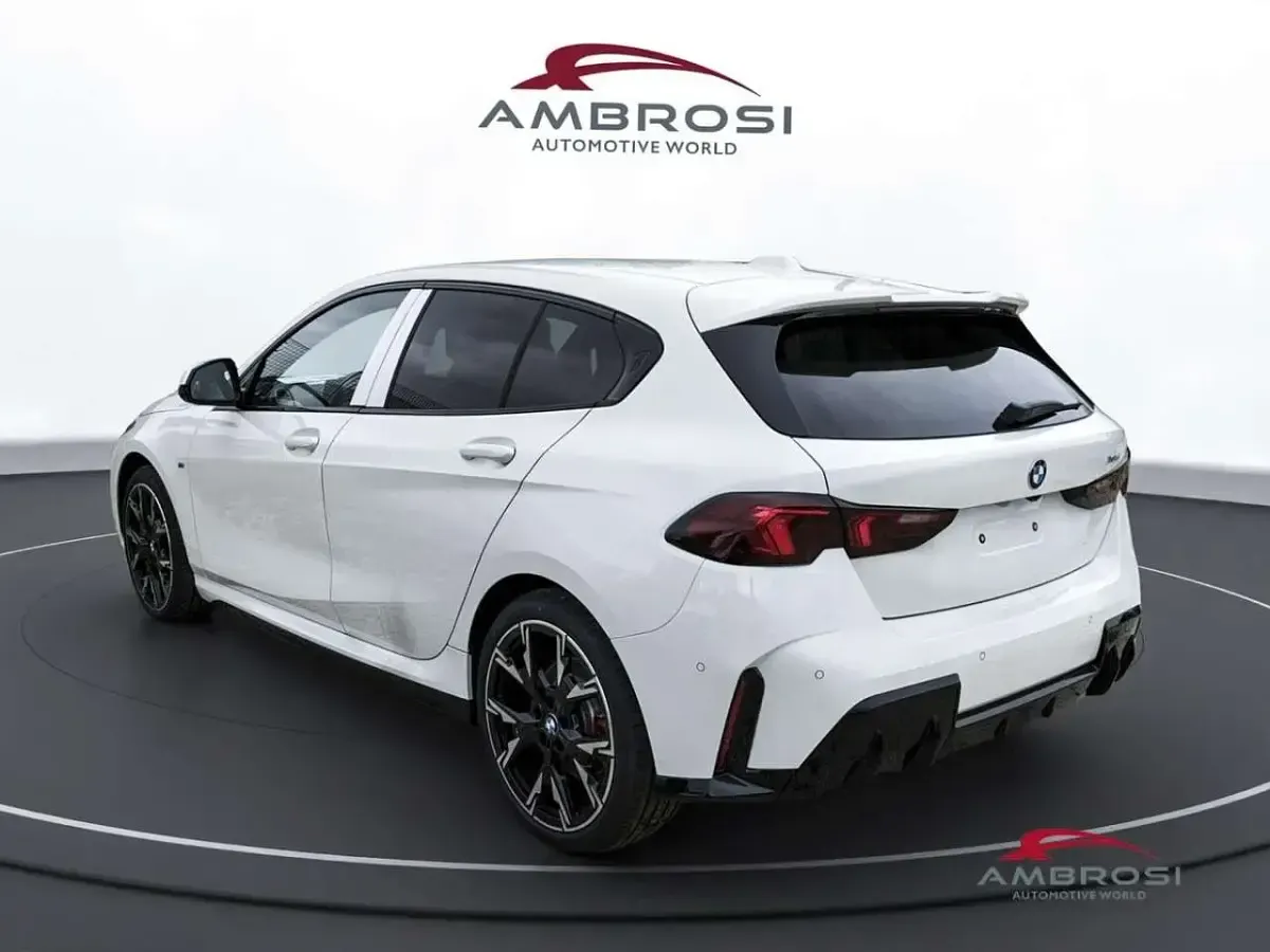 Nuova BMW 118 M Sport 150 CV (110 kW) 2026 Alpin white pastello Utilitaria