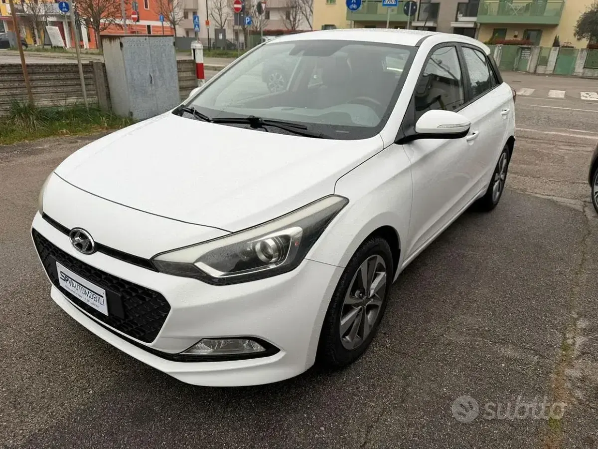 Usata Hyundai i20 90 CV (66 kW) 2015 Bianco Berlina