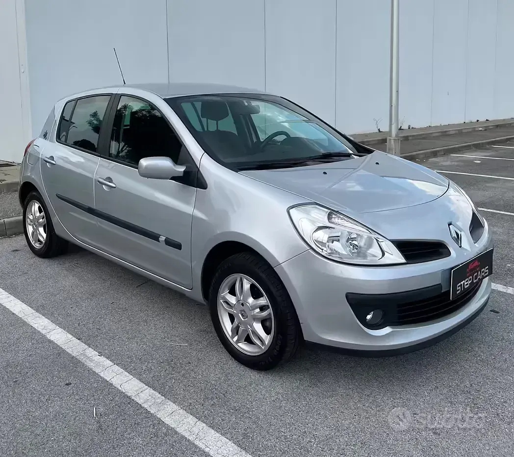 Usata Renault Clio II LE 75 CV (55 kW) 2007 Grigio Berlina