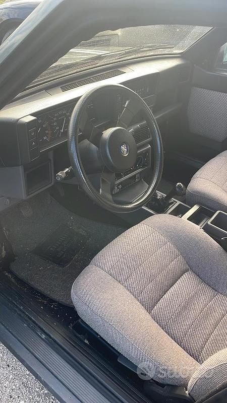 Usata Alfa Romeo 75 128 CV (94 kW) 1986 Grigio Berlina