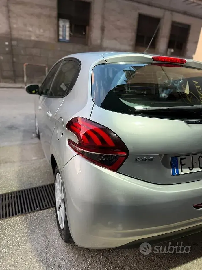 Usata Peugeot 208 Access 68 CV (50 kW) 2017 Grigio Utilitaria