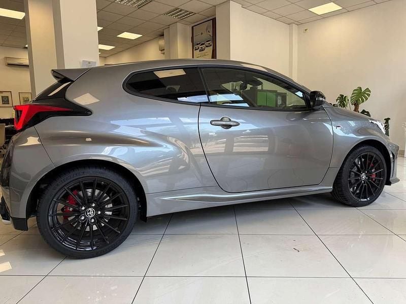 Usata Toyota Yaris 280 CV (205 kW) 2024 Grigio Berlina